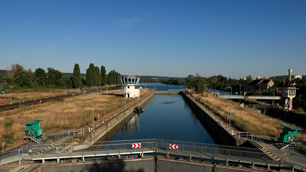 Vyslobodzovacie práce na Seine, kde uviazla veľryba.