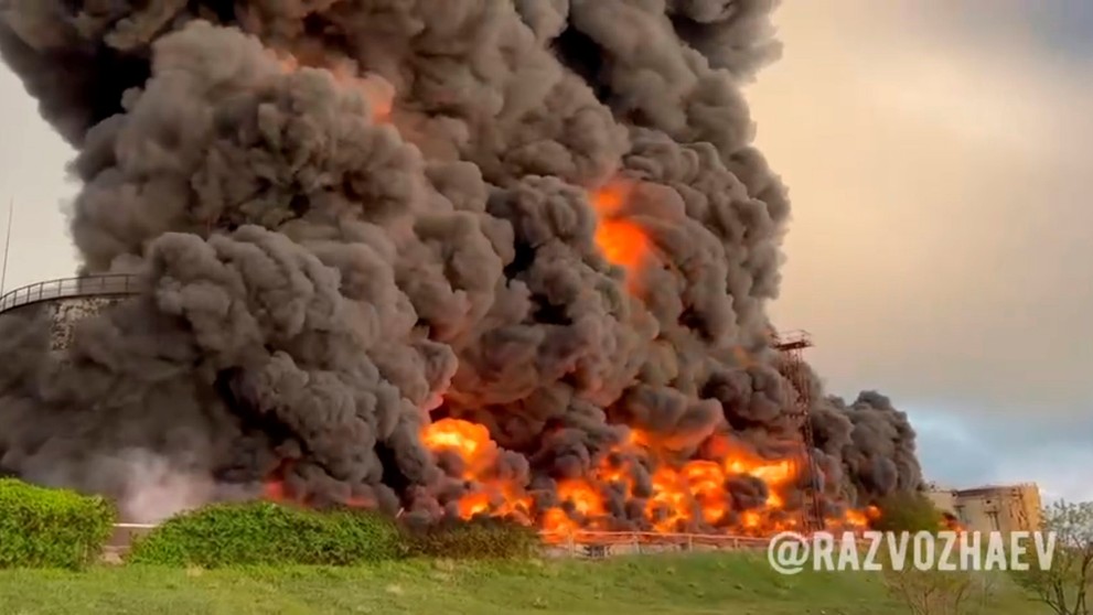 Útok dronom na palivové nádrže v Sevastopole.