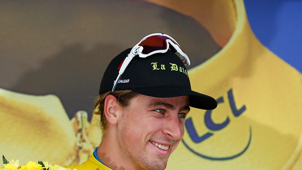 Peter Sagan v žltom drese pre vedúceho pretekára priebežného poradia TdF a dresom majstra sveta.