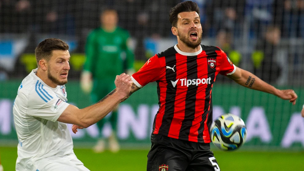Zľava Kevin Wimmer (Slovan) a Michal Ďuriš (Trnava) v 2. kole nadstavbovej časti Niké ligy v skupine o titul.