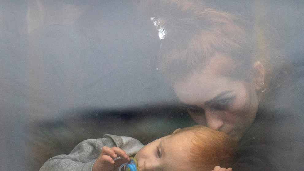 Žena s dieťaťom v evakuačnom autobuse (24.2.2022)