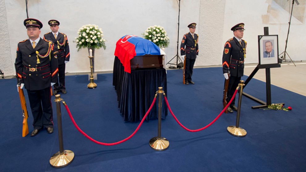 Príslušníci Čestnej stráže prezidenta SR stoja pri rakve exprezidenta Michala Kováča.