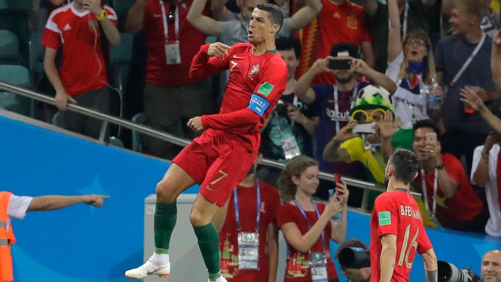 Ronaldo oslavuje úvodný gól Portugalska z penalty na MS proti Španielsku.