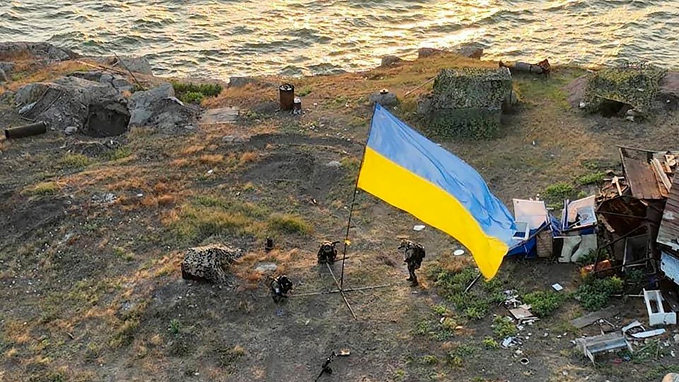 Ukrajinskí vojaci vztýčili ukrajinskú vlajku na strategicky dôležitom Haďom ostrove v Čiernom mori.