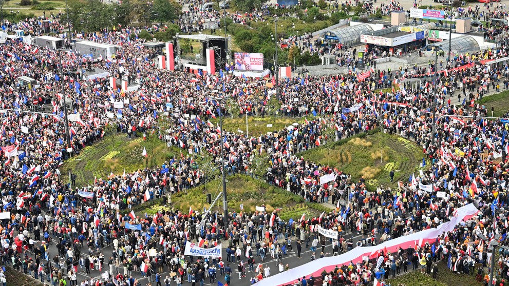 Protivládna demonštrácia v centre Varšavy