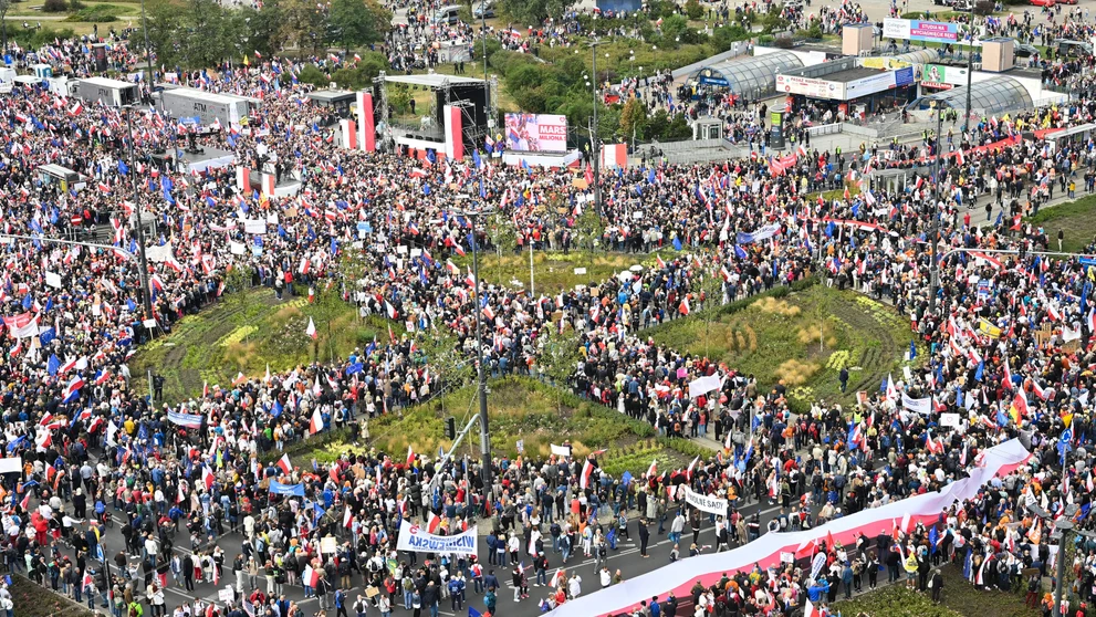 Protivládna demonštrácia v centre Varšavy