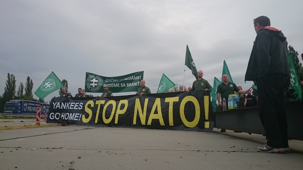 Nesúhlas s konvojom prišli na slovensko-české hranice vyjadriť aj prívrženci Ľudovej strany Naše Slovensko.