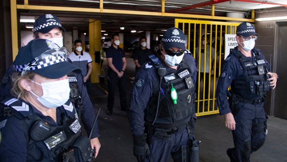 Polícia pred detenčným hotelom, v ktorom je Novak Djokovič.