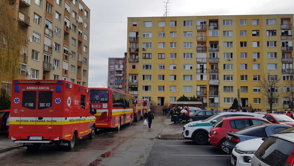 Pred panelákom v Dunajskej Strede, kde unikal plyn.