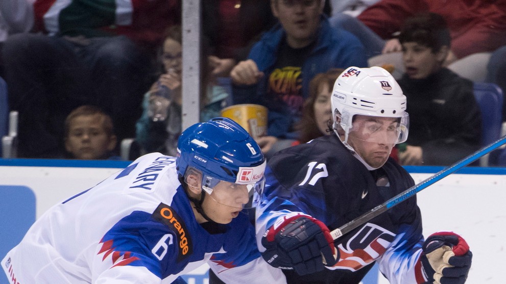 Zľava Barrett Hayton, Noah Dobson, Morgan Frost a Ty Smith z Kanady oslavujú gól proti Dánsku na MS do 20 rokov.