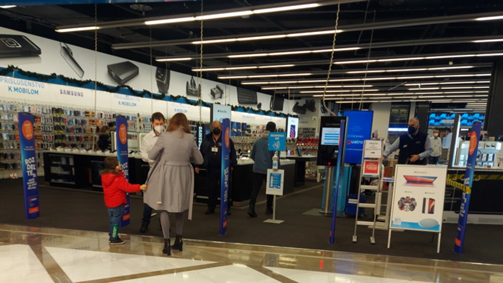 Kontrola COVID pasu v obchode.