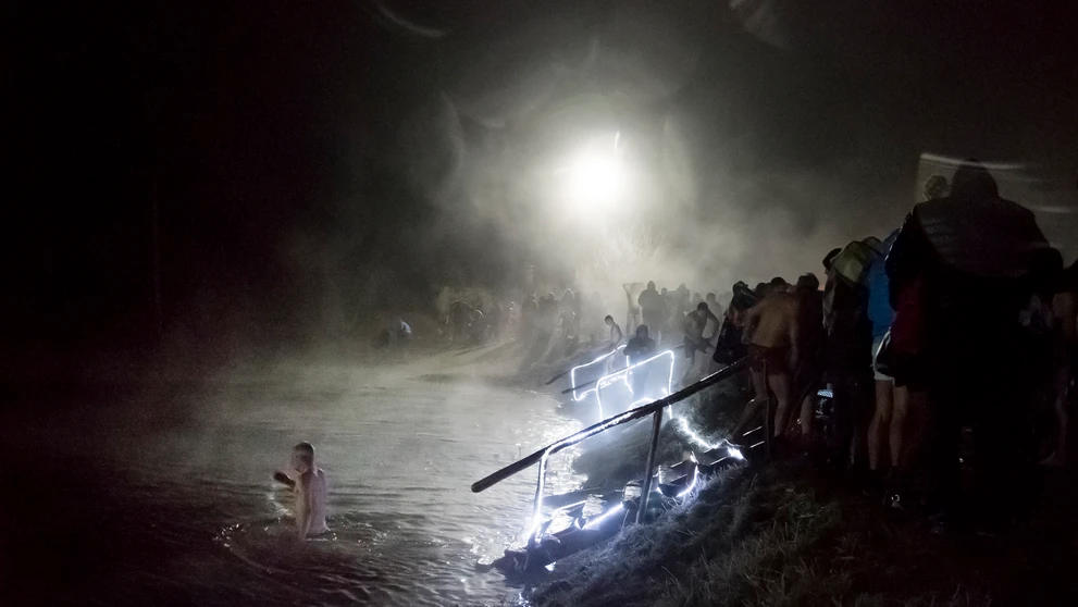 Ponorením sa do ľadovej vody si v noci nadnes tisíce pravoslávnych ruských veriacich pripomenuli cirkevný sviatok Ježišovho krst