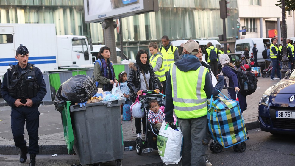 Francúzska polícia vysťahovala niekoľko stoviek migrantov, ktorí si bez povolenia postavili stanový tábor.