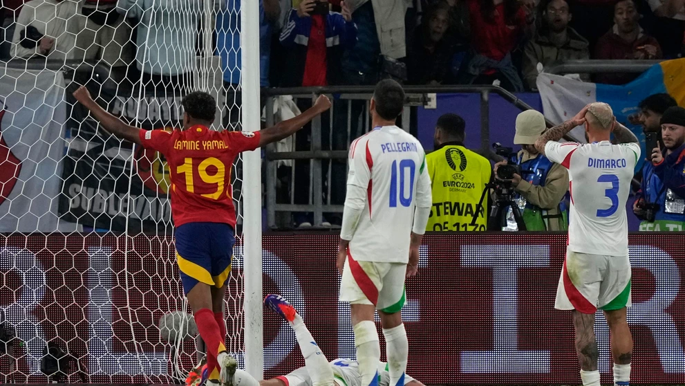 Riccardo Calafiori leží na trávniku po vlastnom góle
