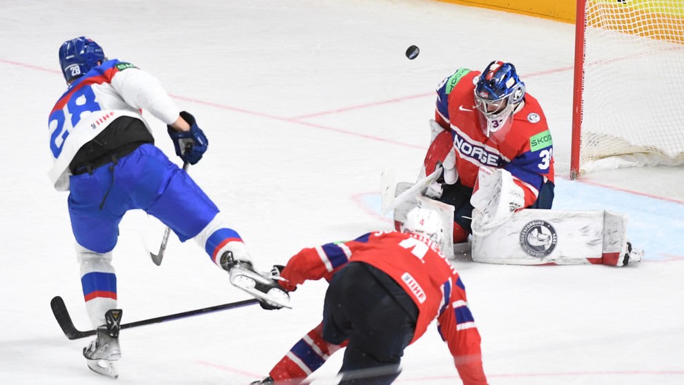 Zľava Richard Pánik (Slovensko) a brankár Henrik Haukeland (Nórsko) v zápase na MS 2023.