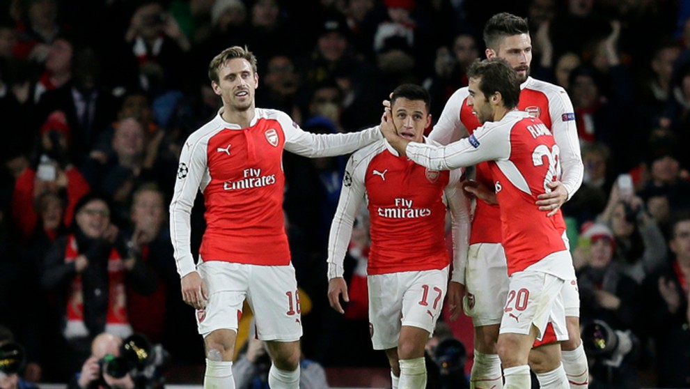 Hráč Arsenalu Alexis Sanchez (v strede) oslavuje gól v zápase proti Dinamu Záhreb.