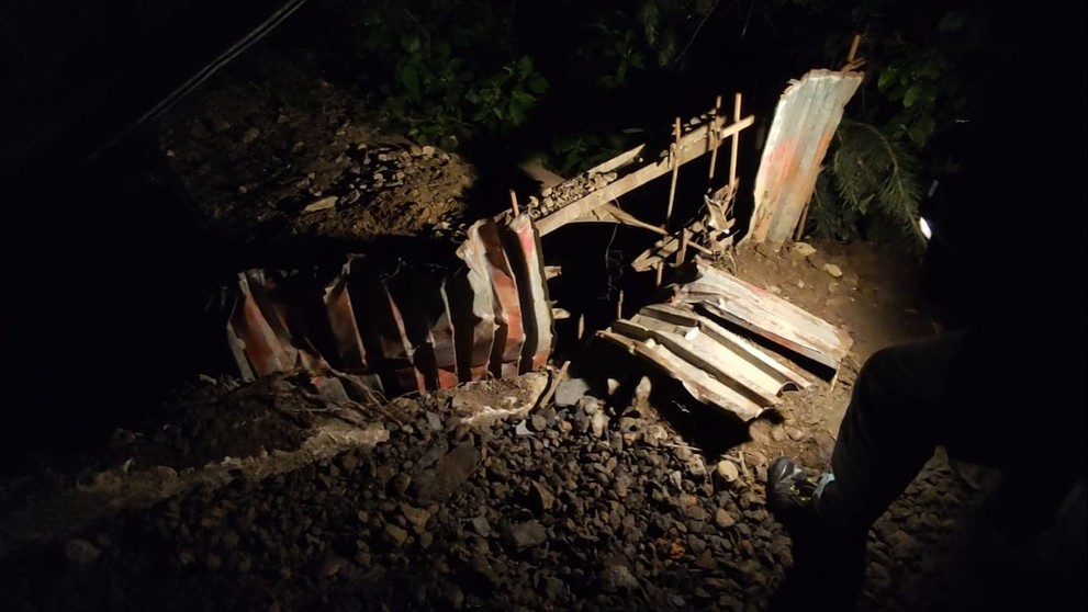 Vyslobodzovanie zasypaných ľudí z bane Bankov.