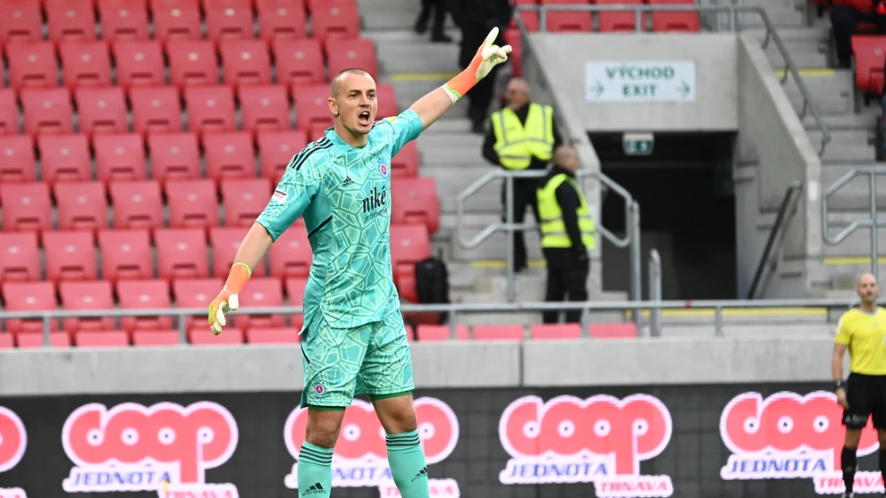 Brankár Slovana Adrián Chovan počas zápasu 11. kola Fortuna ligy proti Trnave.
