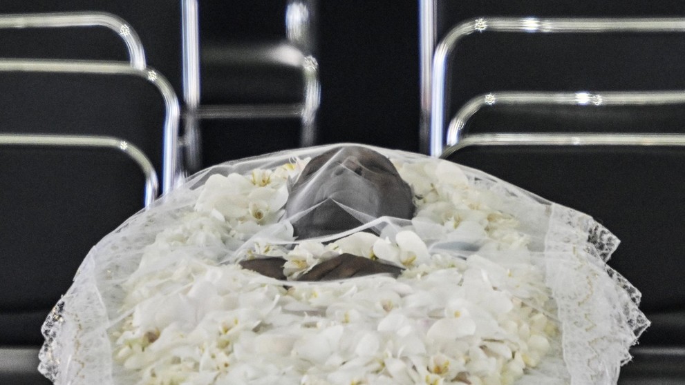 Rakva s telom zosnulého Pelého.