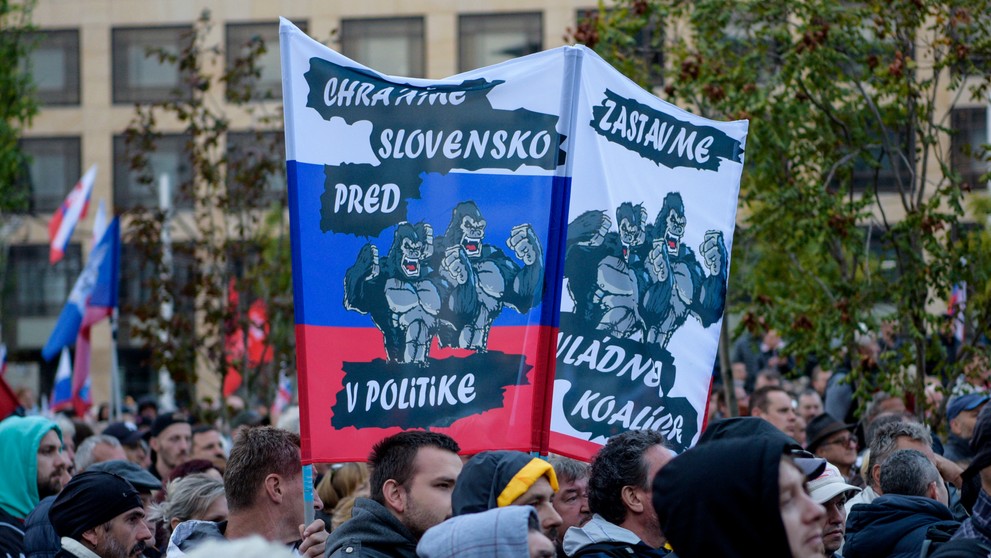 Účastníci protivládneho stretnutia občanov SR na Hodžovom námestí 20. septembra 2022 v Bratislave.