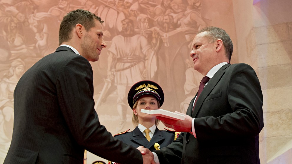 Michal Handzuš preberá Medailu prezidenta SR z rúk Andreja Kisku.