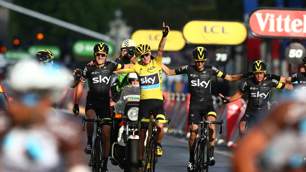 Víťazný dojazd tímu Sky s celkovým víťazom Tour de France 2015 Chrisom Froomeom.