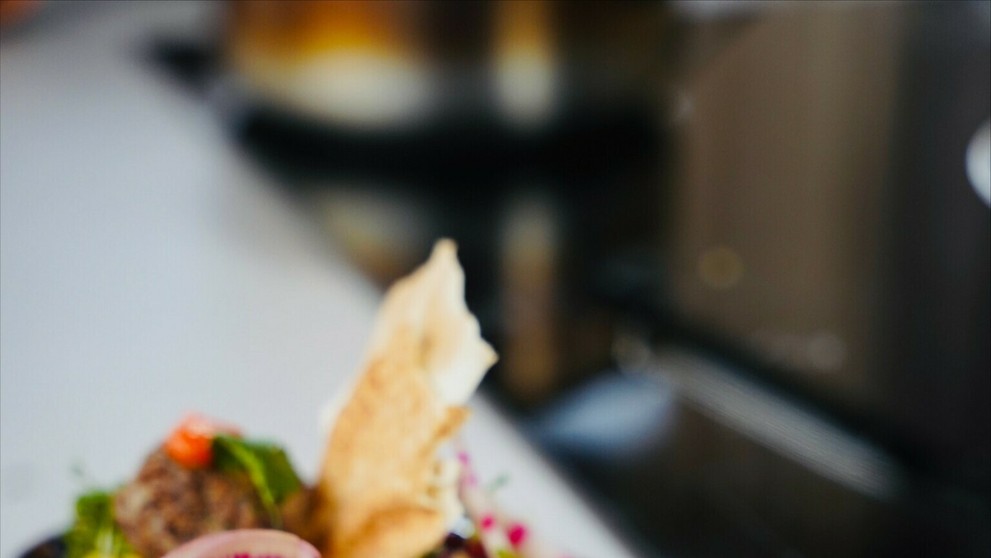 Uhorkovo oriešková salsa s teľacím mäsom