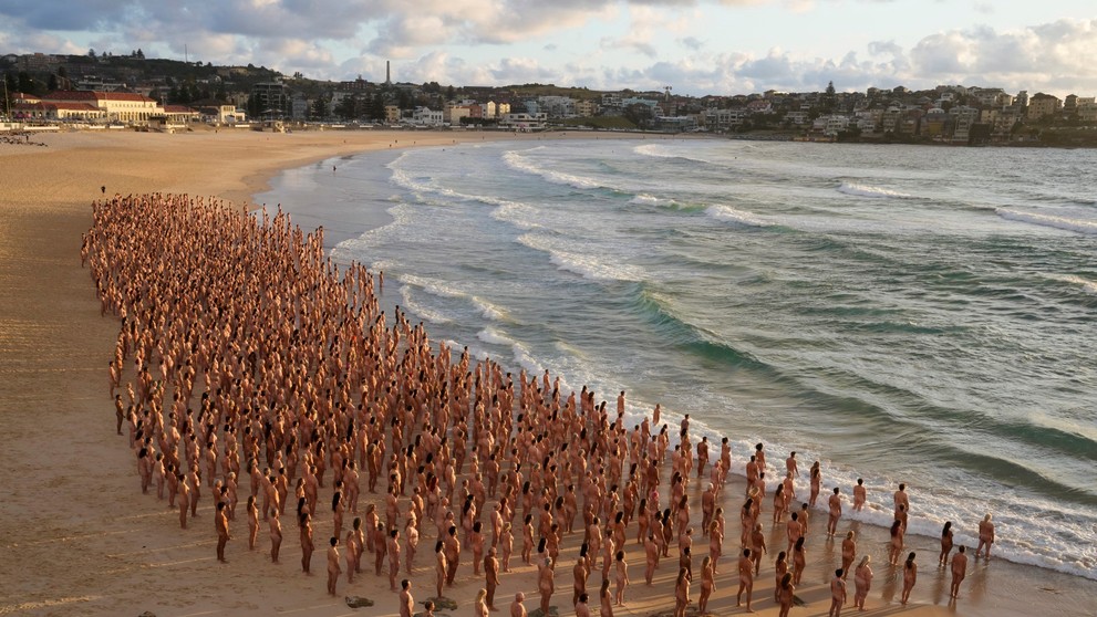 Naháči na Bondi Beach.