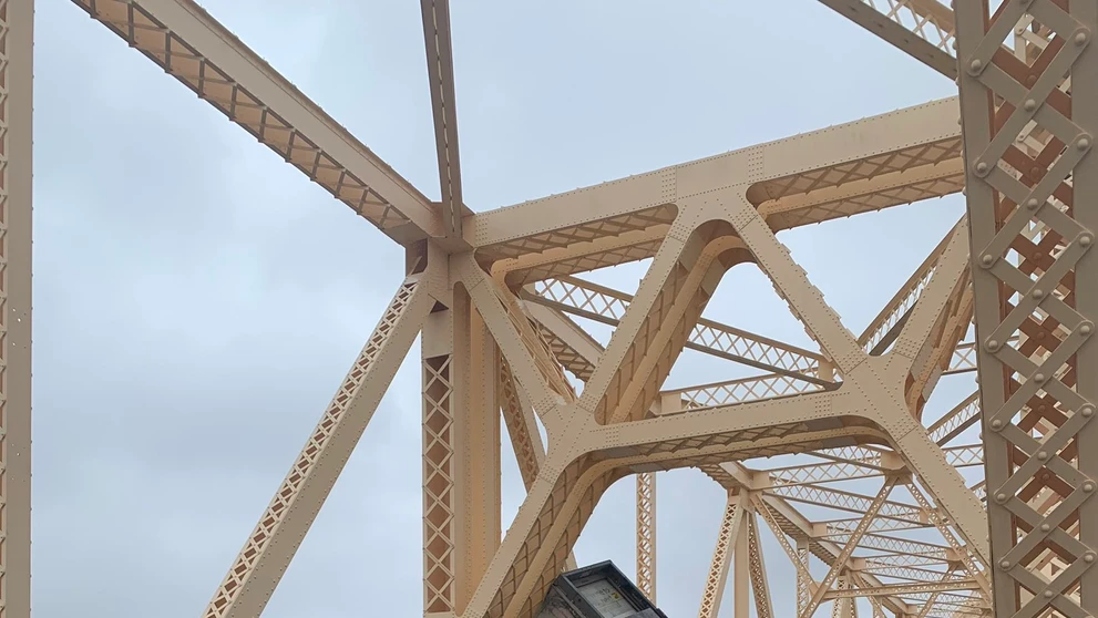 Kamión zostal po zrážke visieť z mosta.