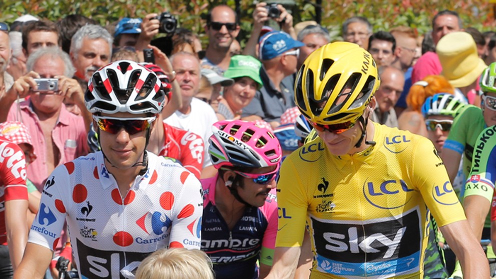 Krásny moment pred štartom 11. etapy TdF. Christopher Froome si tľapol s malým fanúšikom.