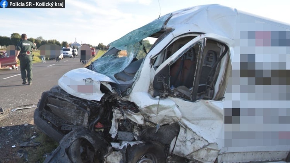 Nákladné auto po čelnej zrážke v Moravanoch.