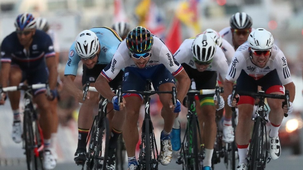 Peter Sagan pretína cieľovú čiaru ako prvý a stáva sa majstrom sveta druhýkrát za sebou.