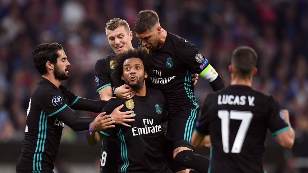 Marcelo (v strede) prijíma gratulácie od spoluhráčov z Realu po góle v prvom semifinále LM proti Bayernu.