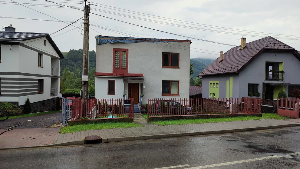 Strhnutá strecha z rodinného domu v obci Hankovce.