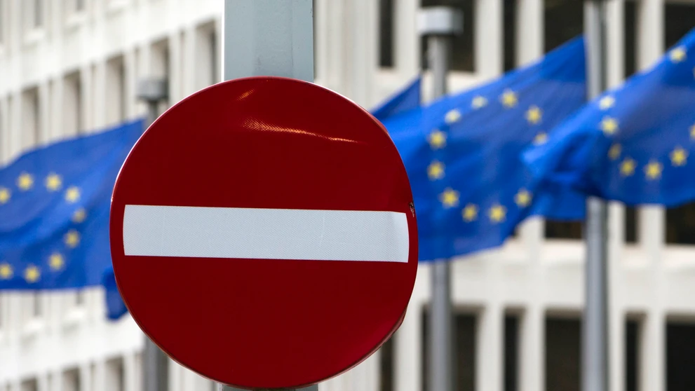 Symbolická značka pred európskym parlamentom.