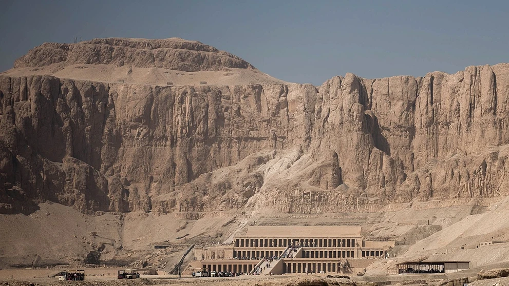 Múmiu objavili v drevenej rakve neďaleko hrobky Senmut v Egypte.