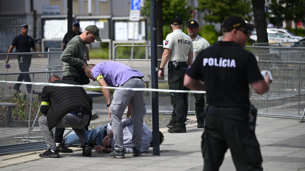 Na snímke policajti zatýkajú muža po streľbe na predsedu vlády Roberta Fica na výjazdovom rokovaní vlády v Handlovej