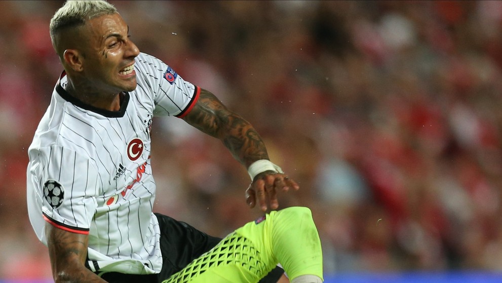 Kométa Bayernu Mníchov Renato Sanches sa modlí po nástupe na trávnik v dueli LM proti FK Rostov.