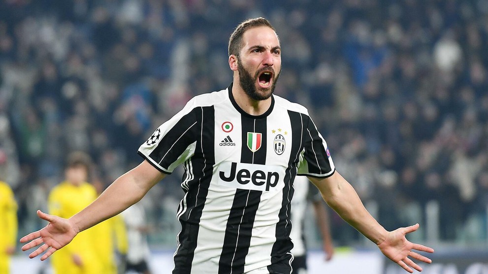 Útočník Juventusu Gonzalo Higuaín jasá po góle v dueli LM proti Dinamu Záhreb.