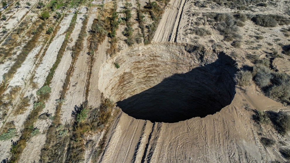 V baníckej oblasti blízko čilského mesta Tierra Amarilla za vytvoril obrovský závrt s priemerom približne 25 metrov a hĺbkou až 200 metrov.