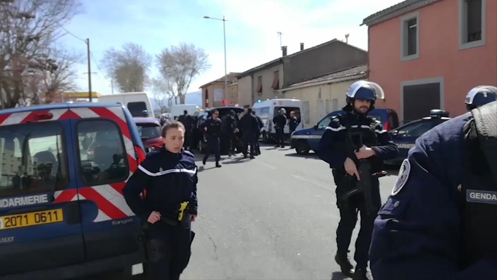 Okolie supermarketu polícia uzavrela. 