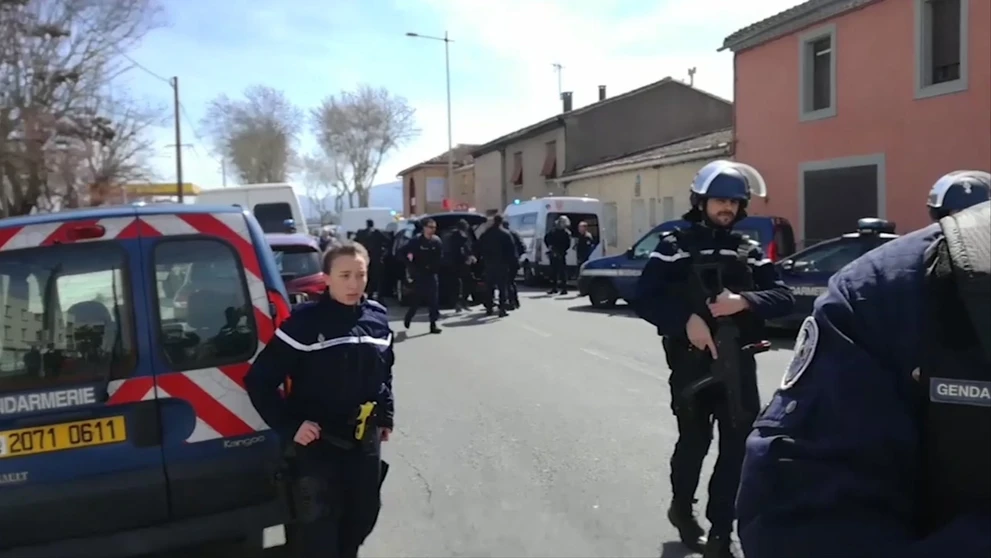 Okolie supermarketu polícia uzavrela. 