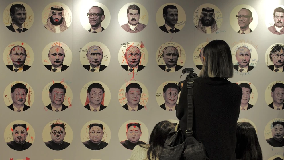 Návštevníci „skrášľujú“ portréty diktátorov počas konferencie Oslo Freedom Forum v taiwanskom hlavnom meste Tchaj-pej.