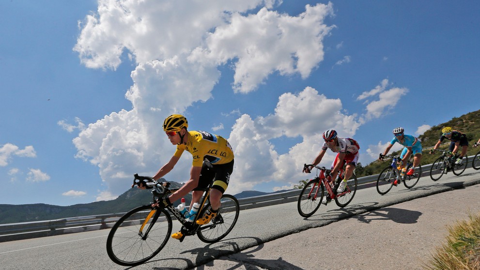 Chris Froome so skupinou favoritov pri zjazde v 17. etape Tour de France.