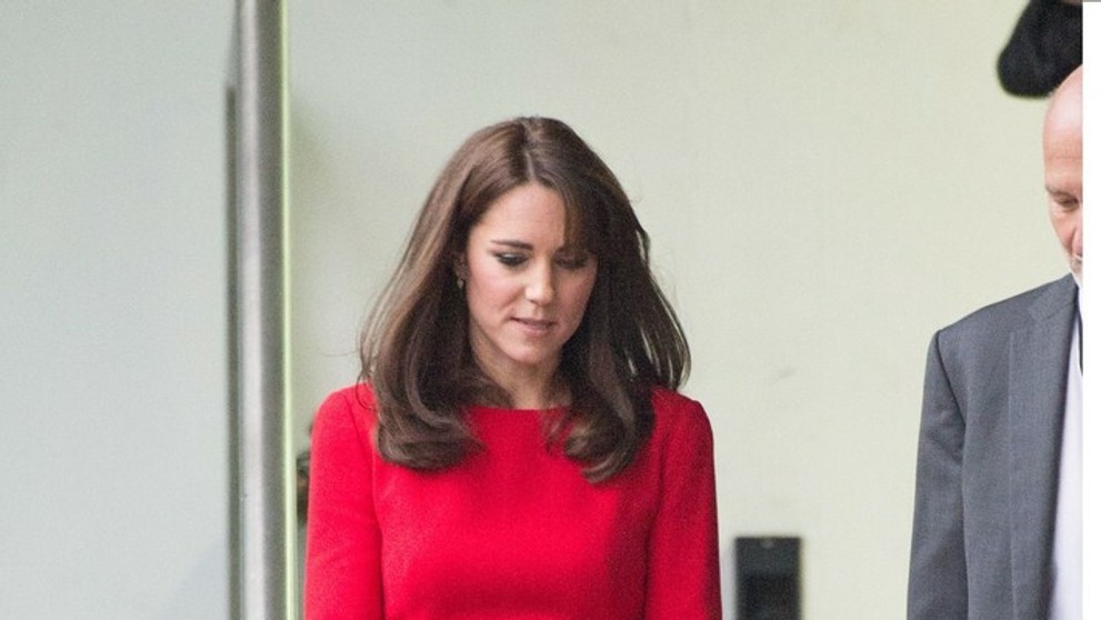 Kate Middleton v červenej sukni a saku.