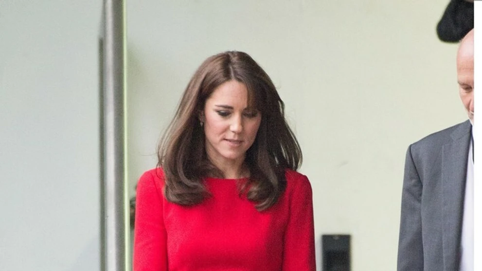 Kate Middleton v červenej sukni a saku.