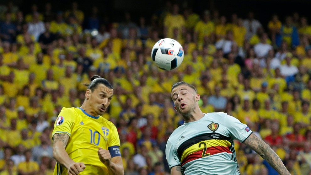 Na snímke vľavo švédsky útočník Zlatan Ibrahimovič a vpravo belgický hráč Toby Alderweireld.