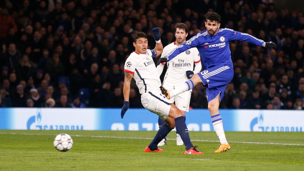 Hráč Chelsea Diego Costa (vpravo) skóruje úvodný gól do bránky Paríža St. Germain vo futbalovom zápase osemfinále LM.