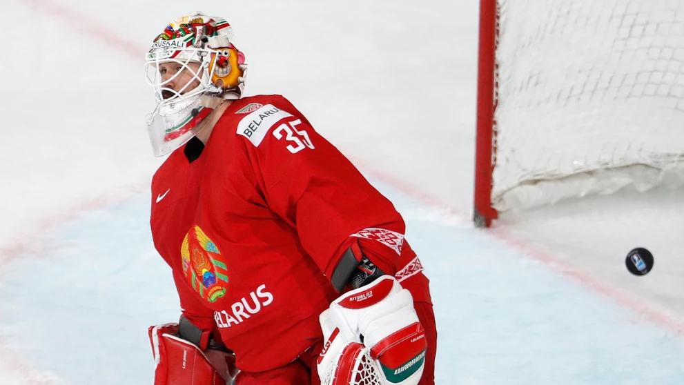 Prekonaný bieloruský brankár Kevin Lalande po strele Radka Gudasa.