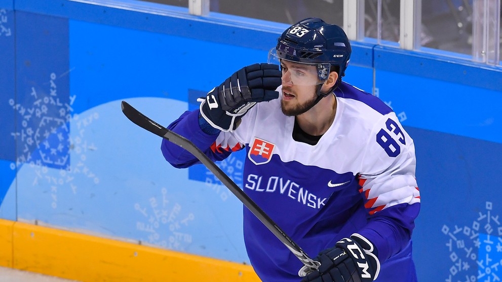 Radosť slovenských hokejistov po góle v sieti Olympionikov z Ruska v zápase ZOH 2018.